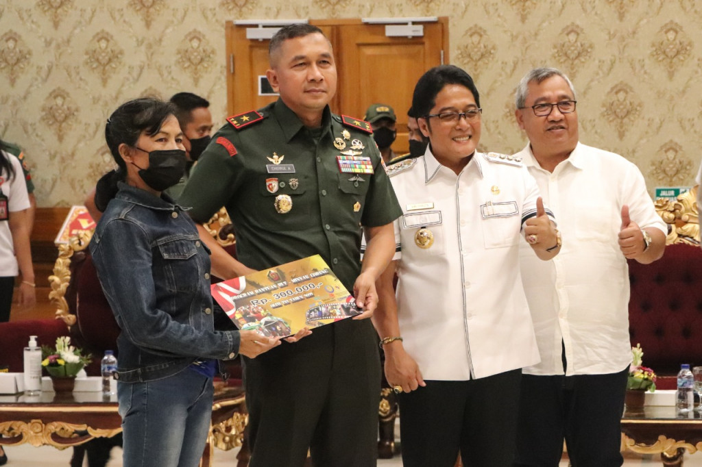 Bupati Giri Prasta Hadiri Penyaluran Bantuan BTPKLW-MIGOR